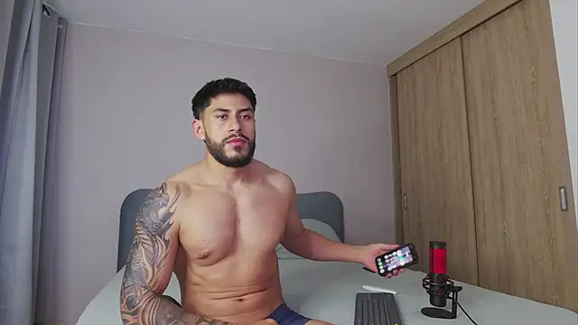 Snapshot of alexxxmachine chatting on October 17, 10:33 pm alexxxmachine online show from October 17, 10:33 pm