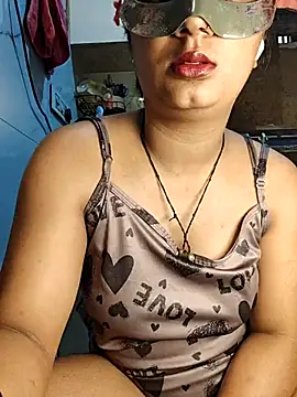 Snapshot of Manpreet_kaur21 chatting on May 30, 12:33 pm Manpreet kaur21 online show from May 30, 12:33 pm