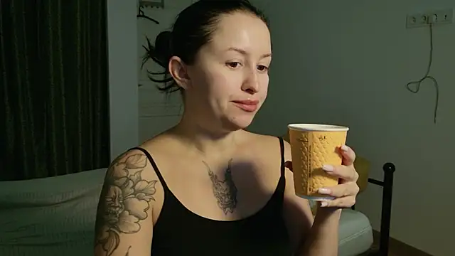 Snapshot of VioletCatt chatting on October 4, 5:31 am VioletCatt online show from October 4, 5:31 am