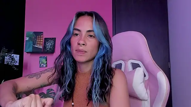 Snapshot of Juanadearco5 chatting on December 18, 6:01 pm Juanadearco5 online show from December 18, 6:01 pm