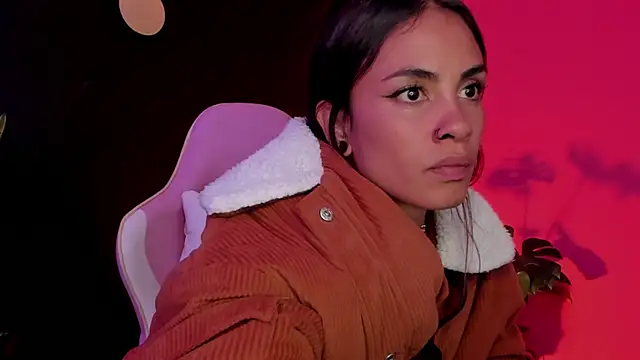 Snapshot of Juanadearco5 chatting on March 13, 9:37 pm Juanadearco5 online show from March 13, 9:37 pm