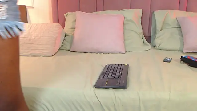 Snapshot of SabrinaDevill chatting on June 3, 2:33 pm SabrinaDevill online show from June 3, 2:33 pm