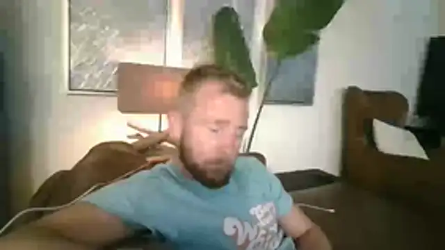 Snapshot of W1LBURN chatting on June 10, 11:28 pm W1LBURN online show from June 10, 11:28 pm