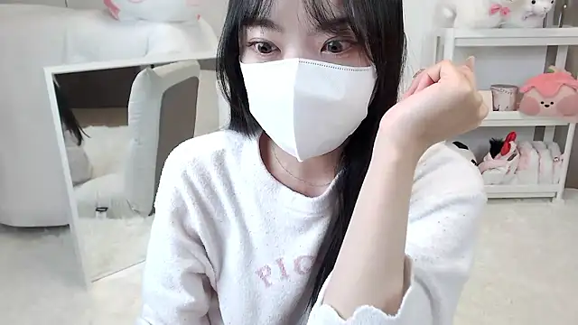 momo room online show from April 5, 10:33 am