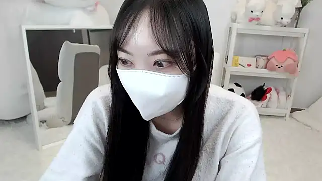 momo room online show from May 3, 11:15 am