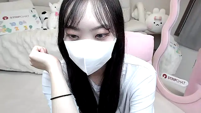 Snapshot of momo_room chatting on October 4, 6:37 am momo room online show from October 4, 6:37 am