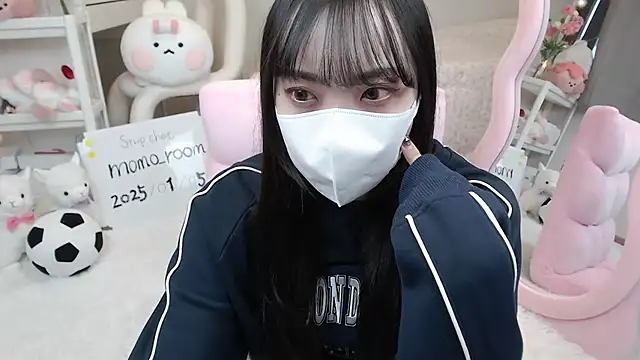 Snapshot of momo_room chatting on January 5, 4:04 am momo room online show from January 5, 4:04 am