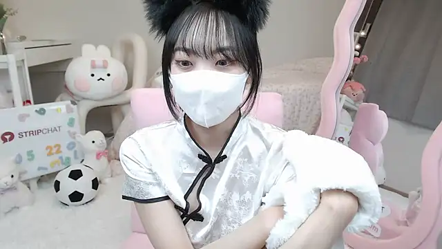 Snapshot of momo_room chatting on February 22, 1:24 pm momo room online show from February 22, 1:24 pm