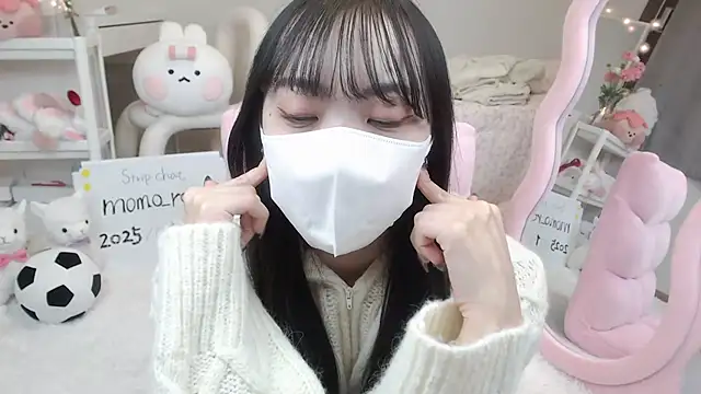 Snapshot of momo_room chatting on January 4, 11:00 am momo room online show from January 4, 11:00 am