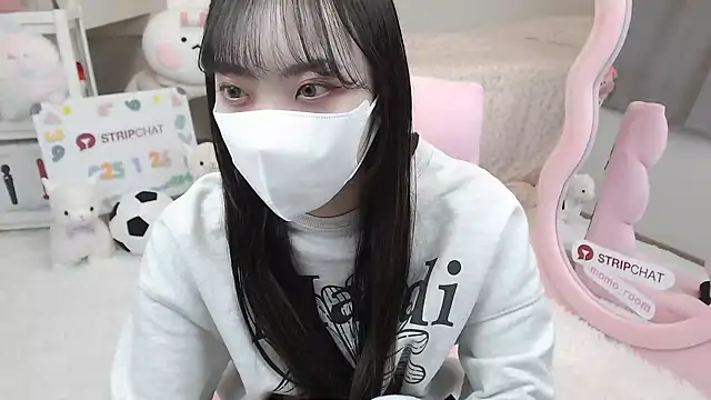 Snapshot of momo_room chatting on January 26, 5:02 am momo room online show from January 26, 5:02 am
