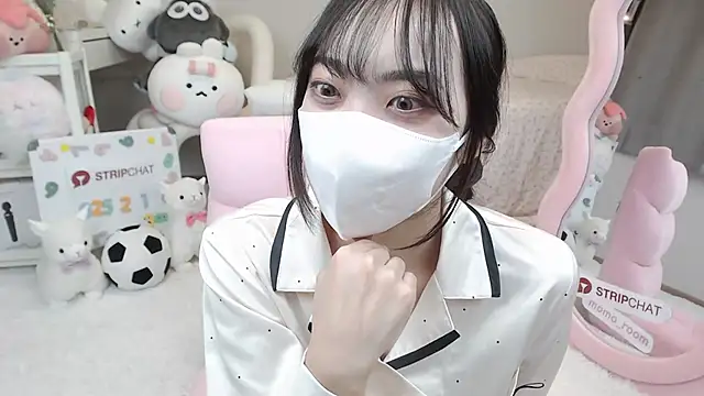 Snapshot of momo_room chatting on February 1, 9:43 am momo room online show from February 1, 9:43 am