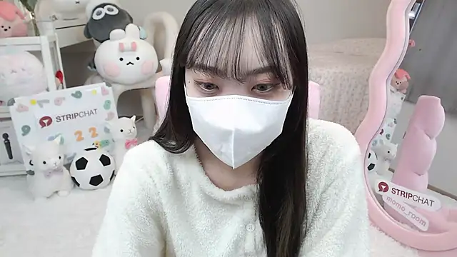 Snapshot of momo_room chatting on February 2, 3:32 am momo room online show from February 2, 3:32 am