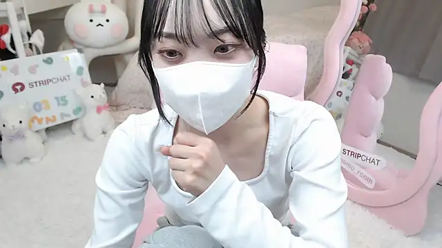 Snapshot of momo_room chatting on March 15, 2:12 pm momo room online show from March 15, 2:12 pm