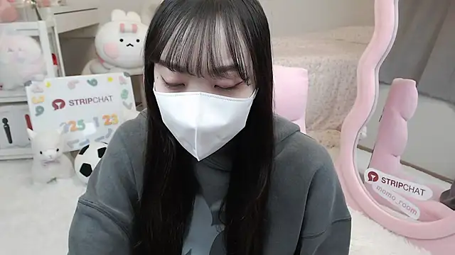 Snapshot of momo_room chatting on January 23, 10:11 am momo room online show from January 23, 10:11 am
