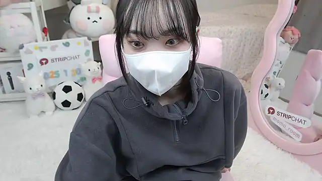 Snapshot of momo_room chatting on January 30, 1:42 pm momo room online show from January 30, 1:42 pm