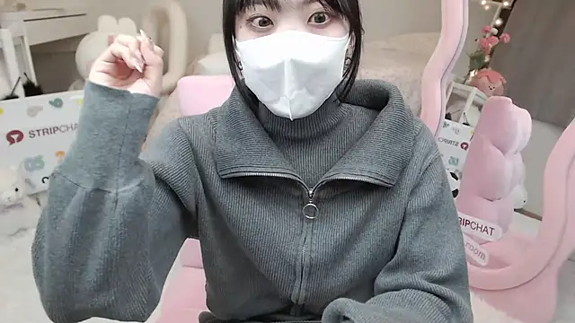 Snapshot of momo_room chatting on February 23, 12:05 pm momo room online show from February 23, 12:05 pm