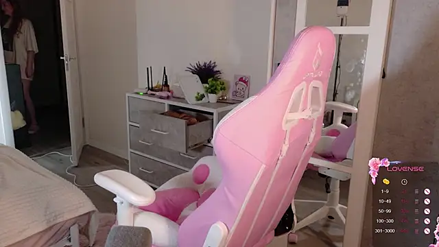 cinnabon girls online show from December 23, 3:28 am