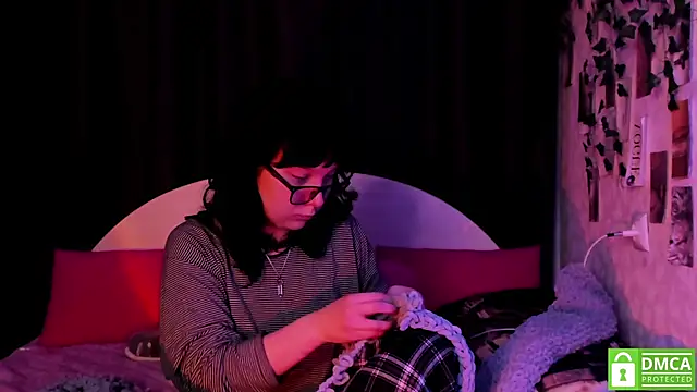 Snapshot of dreamgirllovee chatting on December 2, 11:28 pm dreamgirllovee online show from December 2, 11:28 pm