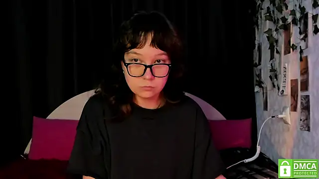 Snapshot of dreamgirllovee chatting on November 8, 2:04 am dreamgirllovee online show from November 8, 2:04 am