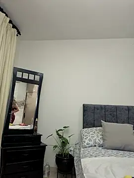 viollett 28 online show from April 10, 11:45 pm