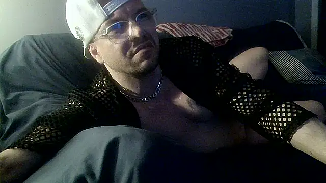 Snapshot of Vinyboy69 chatting on May 17, 7:52 am Vinyboy69 online show from May 17, 7:52 am