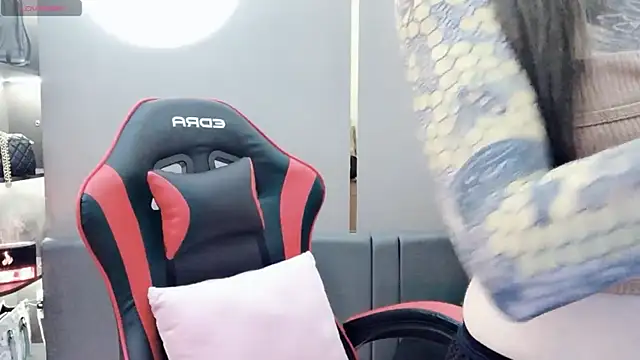 Snapshot of witch-39 chatting on December 14, 6:56 am witch-39 online show from December 14, 6:56 am