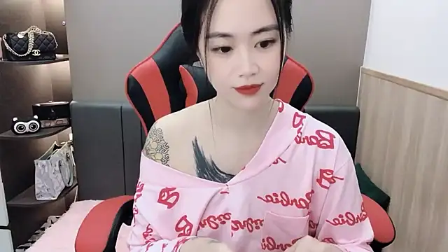 Snapshot of witch-39 chatting on December 8, 8:41 am witch-39 online show from December 8, 8:41 am