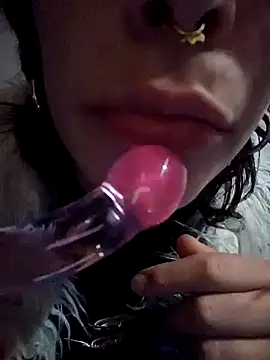 Snapshot of xmoira3x chatting on December 4, 5:21 am xmoira3x online show from December 4, 5:21 am