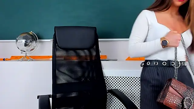 CamillaLarson online show from November 25, 2:45 am