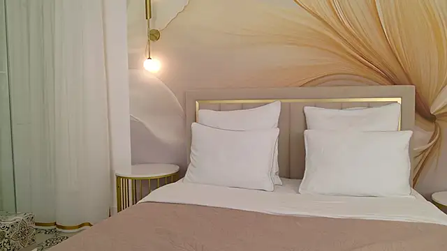 CamillaLarson online show from February 25, 3:18 am