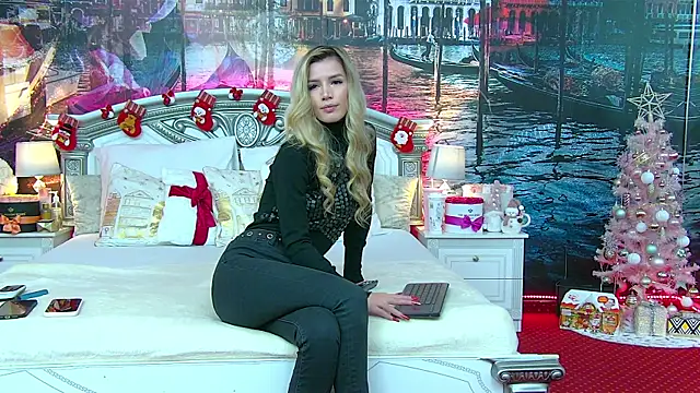 IvySamek online show from December 18, 7:40 pm