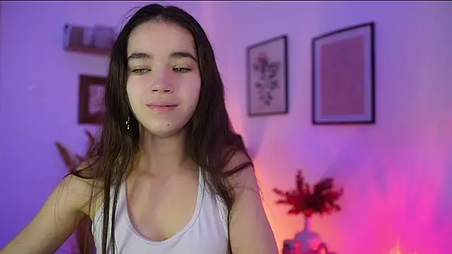 Snapshot of Gia_Paige18 chatting on October 21, 8:14 am Gia Paige18 online show from October 21, 8:14 am