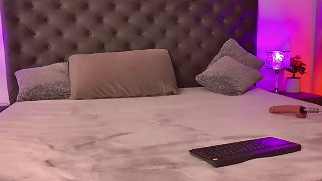 Snapshot of KrisNoir chatting on November 10, 9:58 am KrisNoir online show from November 10, 9:58 am