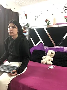 Snapshot of 1lovelygirls chatting on September 25, 12:00 pm 1lovelygirls online show from September 25, 12:00 pm