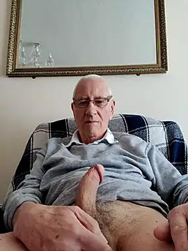 Snapshot of cutaboverest chatting on April 24, 9:33 am cutaboverest online show from April 24, 9:33 am