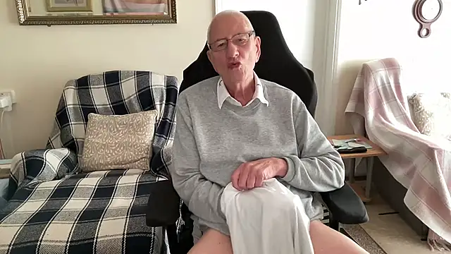 Snapshot of cutaboverest chatting on June 7, 3:06 pm cutaboverest online show from June 7, 3:06 pm
