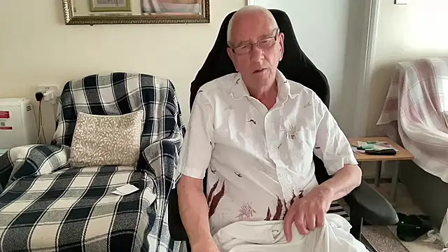 Snapshot of cutaboverest chatting on July 7, 7:28 pm cutaboverest online show from July 7, 7:28 pm
