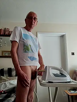 Snapshot of cutaboverest chatting on May 24, 3:01 pm cutaboverest online show from May 24, 3:01 pm