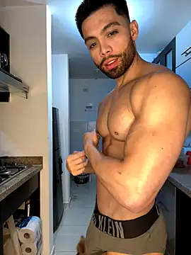 Snapshot of Mackenzzie_777_ chatting on November 6, 2:15 am Mackenzzie 777 online show from November 6, 2:15 am