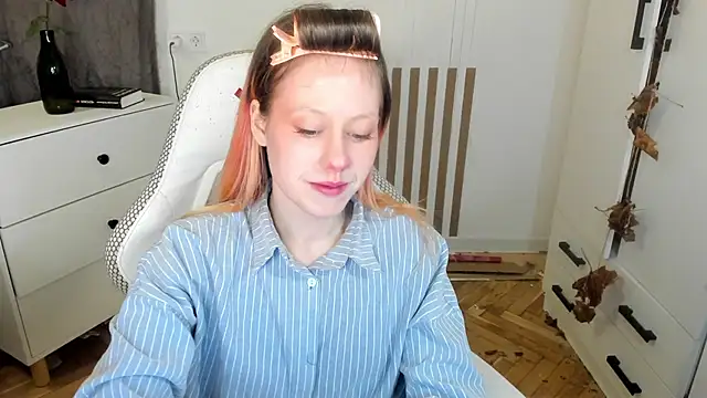 Snapshot of Silly__Milly chatting on November 14, 4:43 pm Silly Milly online show from November 14, 4:43 pm