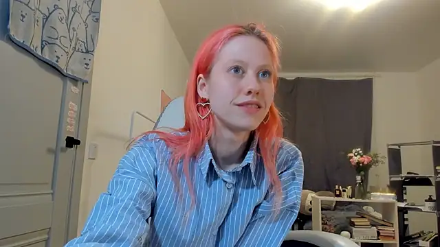 Snapshot of Silly__Milly chatting on March 8, 12:44 am Silly  Milly online show from March 8, 12:44 am