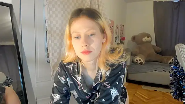 Snapshot of Silly__Milly chatting on December 21, 10:06 am Silly  Milly online show from December 21, 10:06 am
