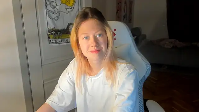Snapshot of Silly__Milly chatting on December 17, 2:55 pm Silly  Milly online show from December 17, 2:55 pm