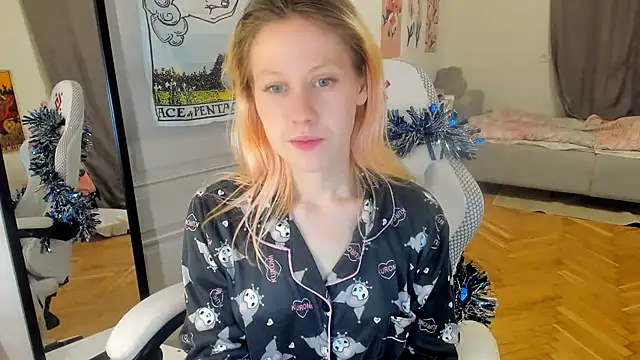 Snapshot of Silly__Milly chatting on December 18, 5:10 pm Silly  Milly online show from December 18, 5:10 pm