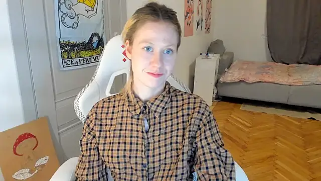Snapshot of Silly__Milly chatting on December 10, 5:22 pm Silly  Milly online show from December 10, 5:22 pm