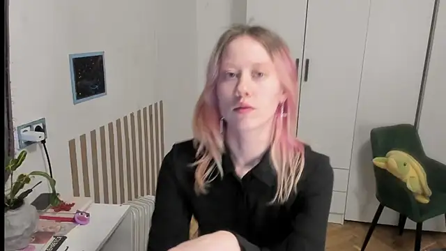 Snapshot of Silly__Milly chatting on June 4, 1:32 am Silly Milly online show from June 4, 1:32 am