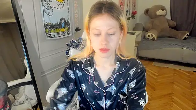 Snapshot of Silly__Milly chatting on December 21, 1:42 pm Silly  Milly online show from December 21, 1:42 pm