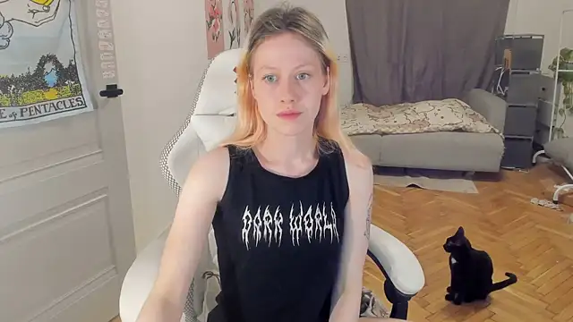 Snapshot of Silly__Milly chatting on December 26, 1:10 pm Silly  Milly online show from December 26, 1:10 pm
