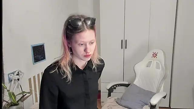Snapshot of Silly__Milly chatting on June 5, 1:43 am Silly Milly online show from June 5, 1:43 am
