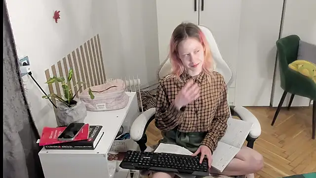 Snapshot of Silly__Milly chatting on May 27, 1:57 am Silly Milly online show from May 27, 1:57 am